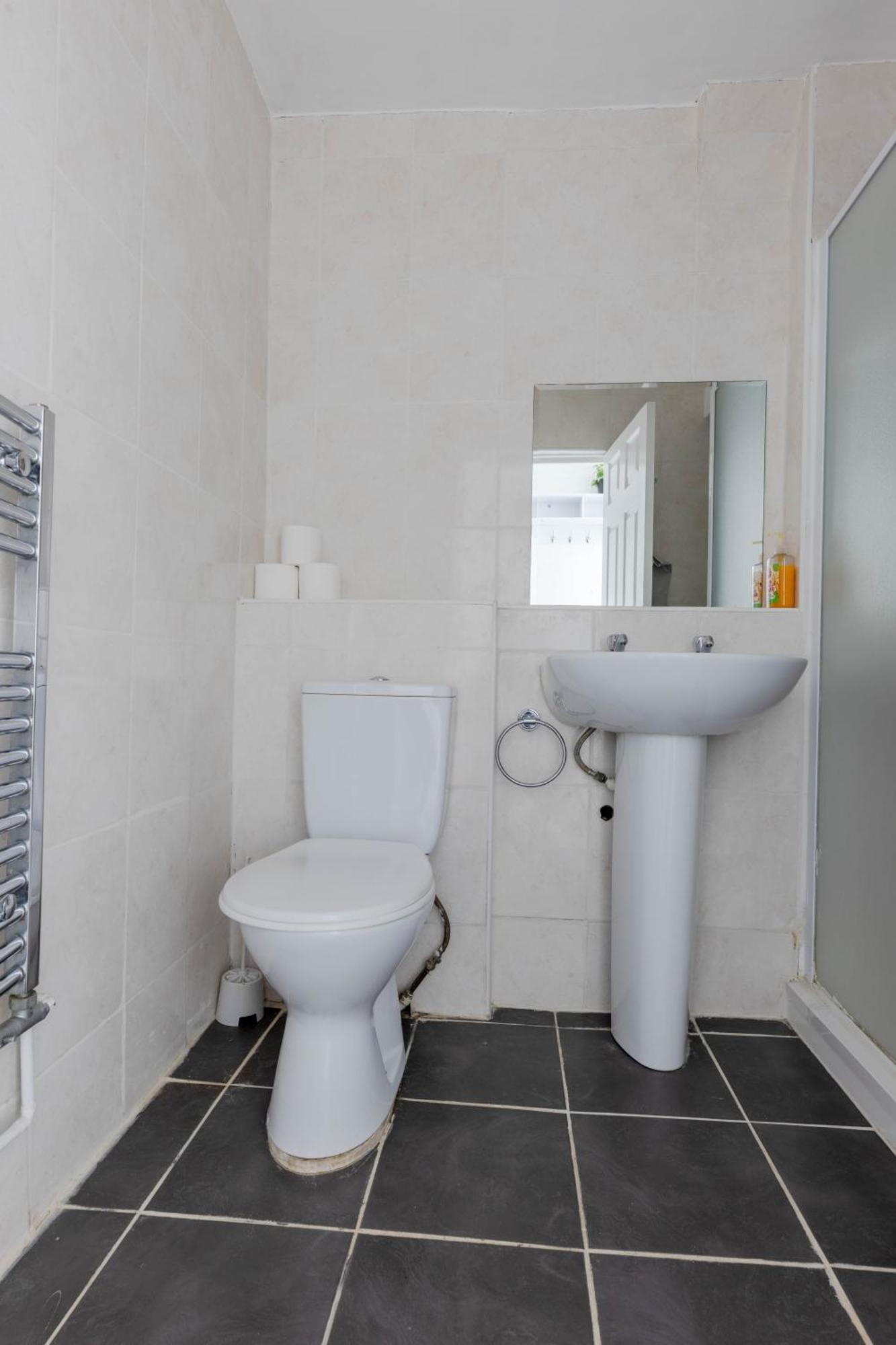 Cosy 2 Bedroom Near Wembley, Garden, Late Check In Apartment *