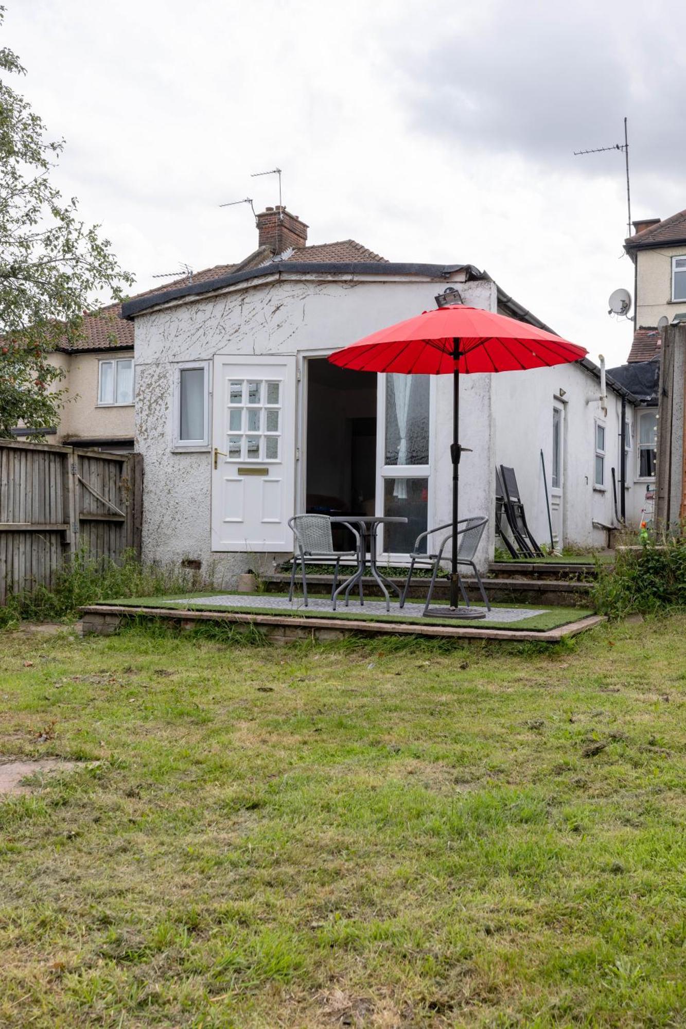 Cosy 2 Bedroom Near Wembley, Garden, Late Check In Apartment