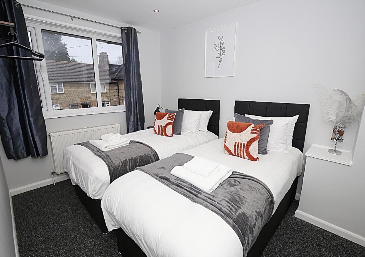 Family-friendly 3-bed House With Parking Near O2 Appartement