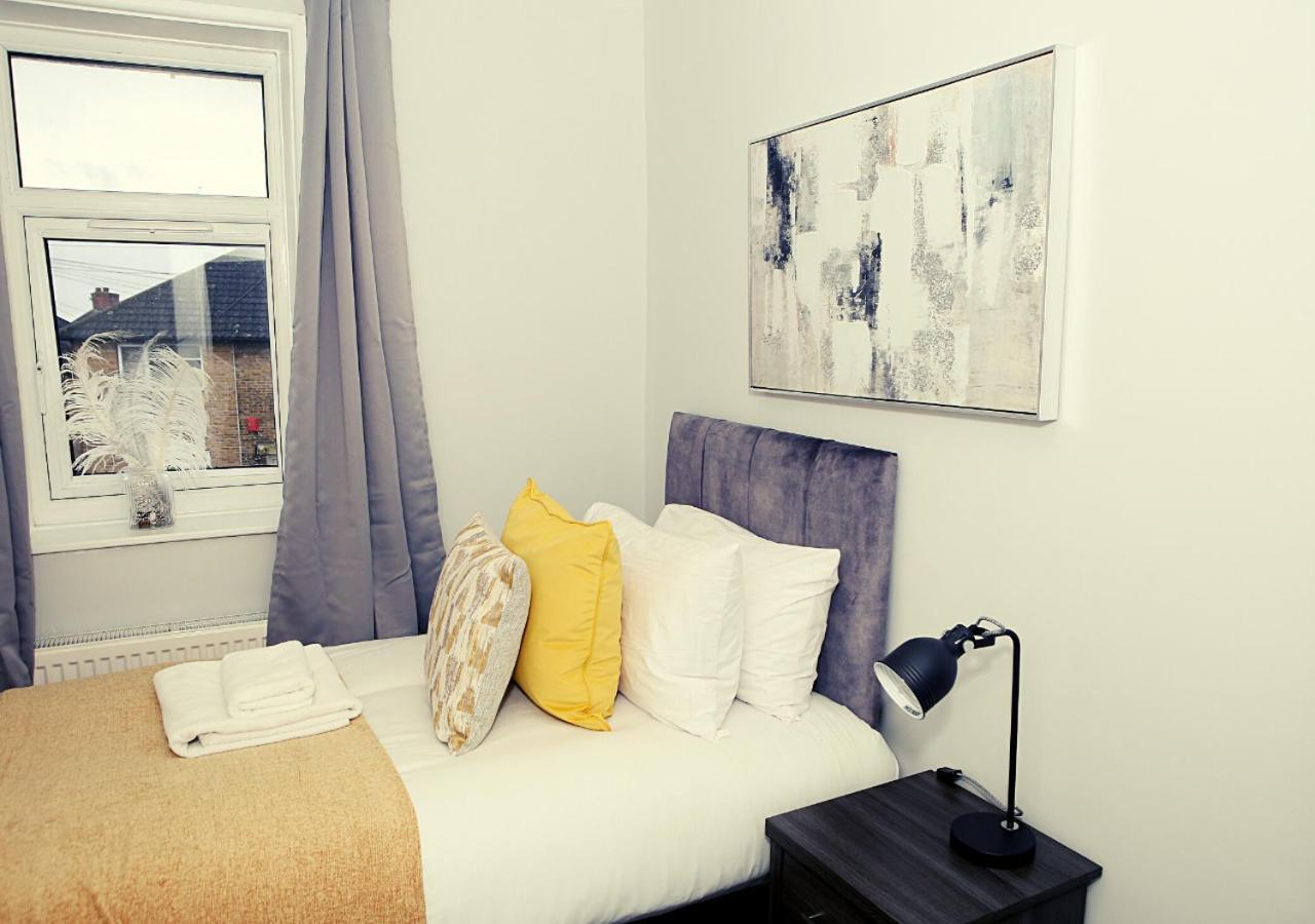 Family-friendly 3-bed House With Parking Near O2 * Londen