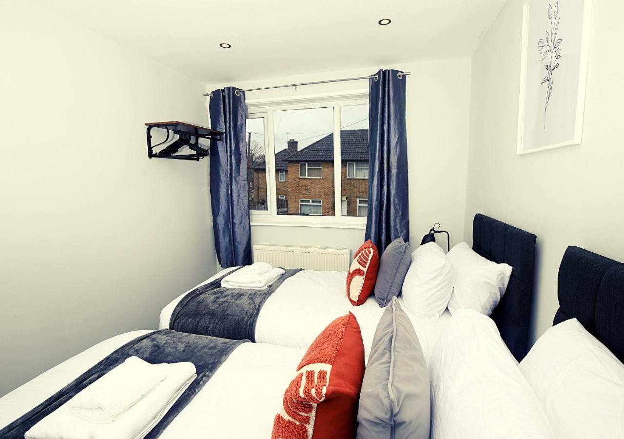 Family-friendly 3-bed House With Parking Near O2 * Londen