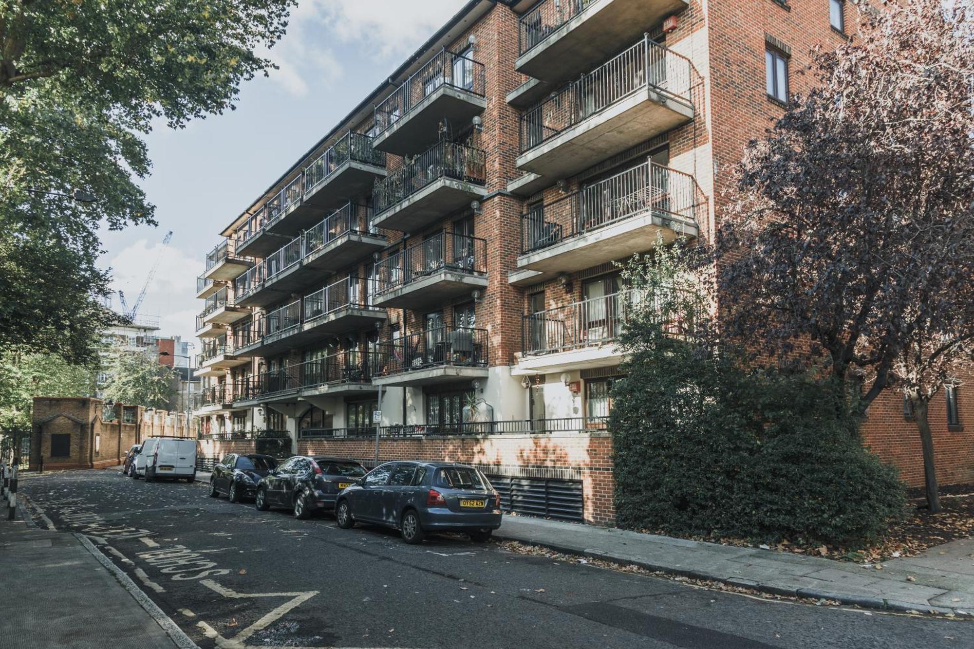 Stylish Flat With Pool And Terrace London