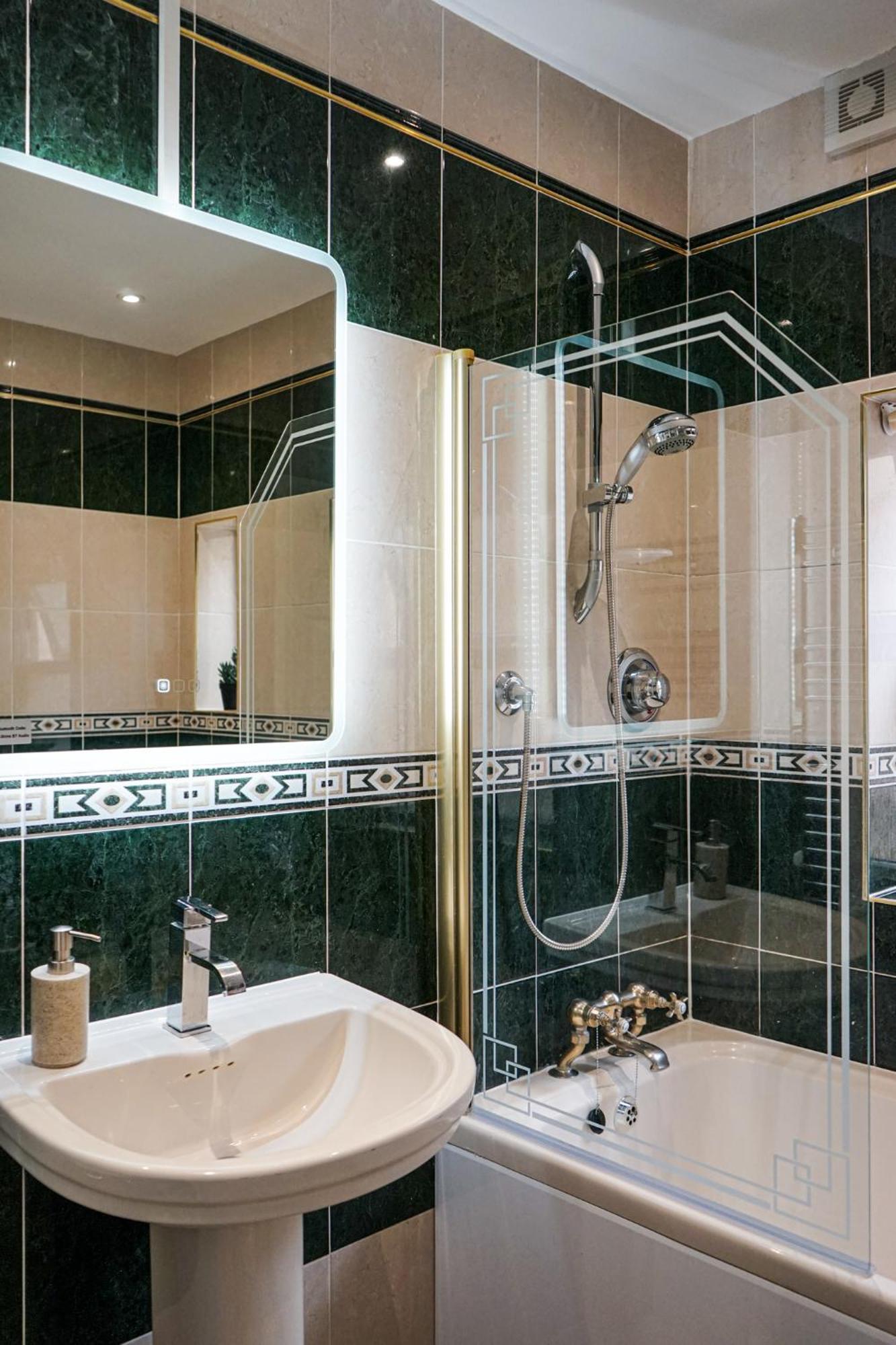 Luxury 5 Star Apartments, Parking, Garden, Near Metro Stations 10-15mins To Leilighet London