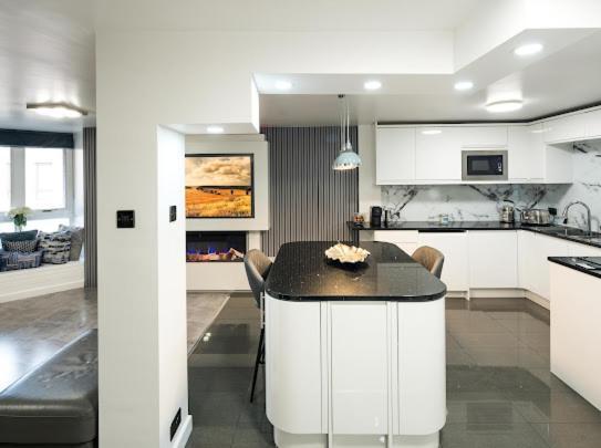 Apartamento New Modern Hybrid 4 Bedroom 7 Bed 9 Guest Capacity Londres