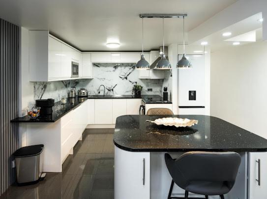 Apartamento New Modern Hybrid 4 Bedroom 7 Bed 9 Guest Capacity *