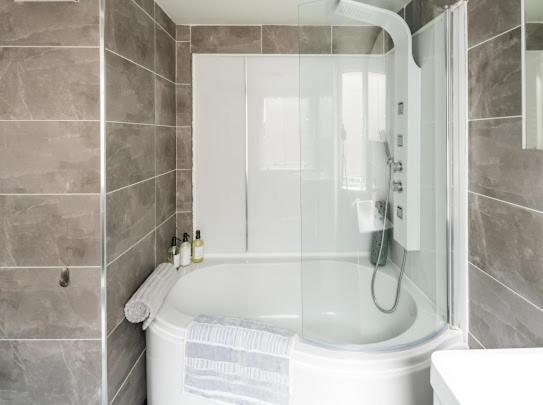 New Modern Hybrid 4 Bedroom 7 Bed 9 Guest Capacity Apartamento *