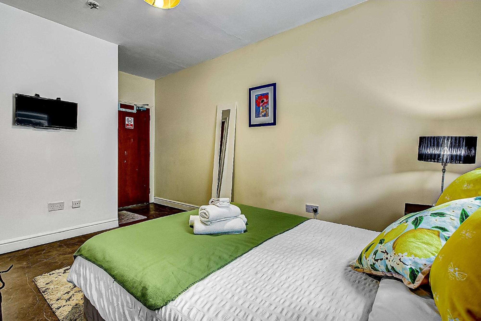 Hotel del amor Oat Homes