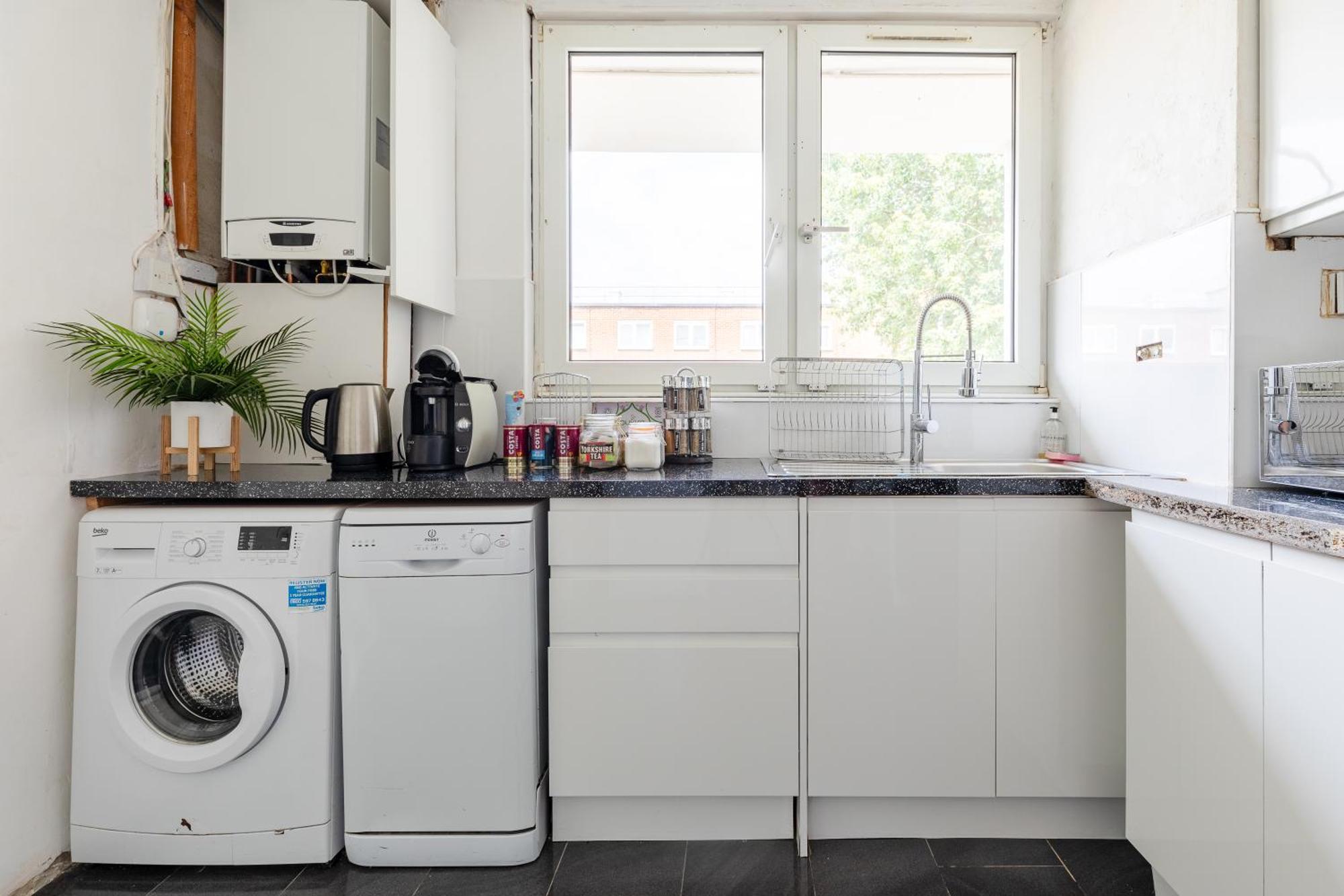 Cosy 3 Bed Flat Near London's Highlights *