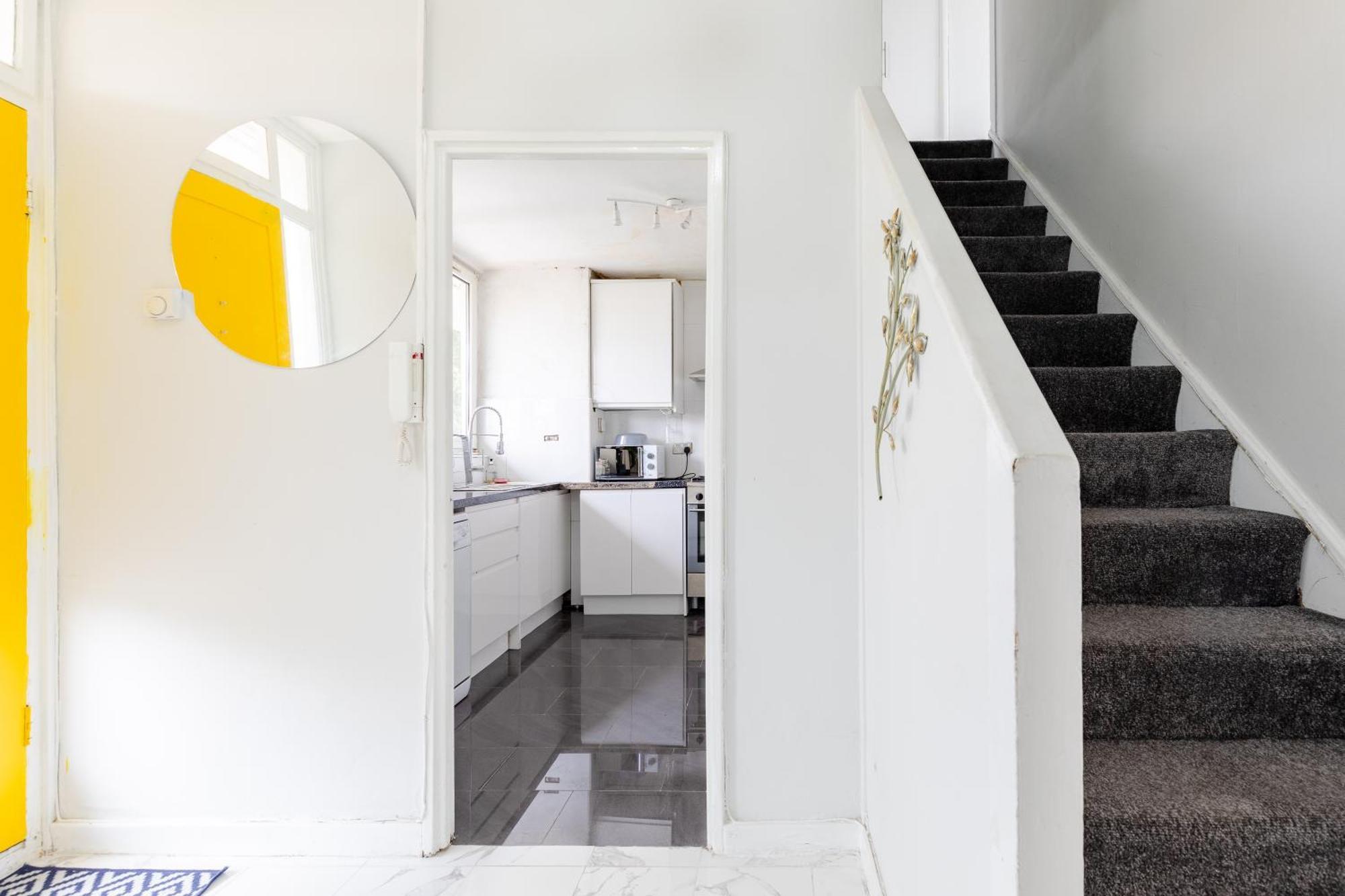 Cosy 3 Bed Flat Near London's Highlights *