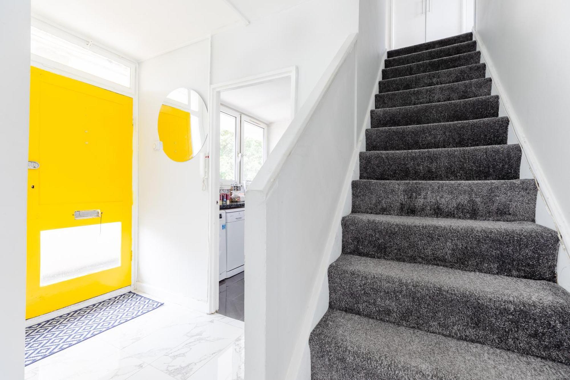 Cosy 3 Bed Flat Near London's Highlights