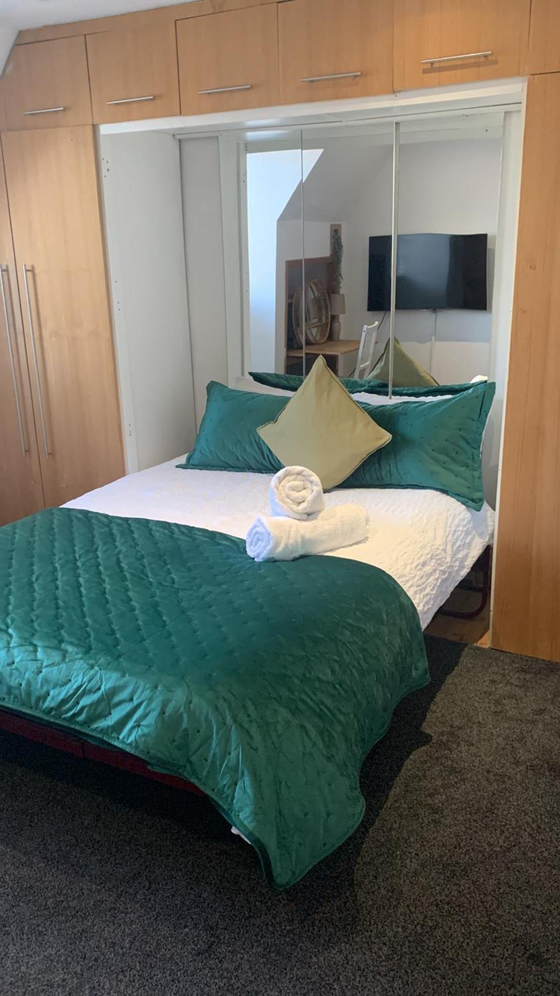 Wandsworth, South Deluxe King 5 *