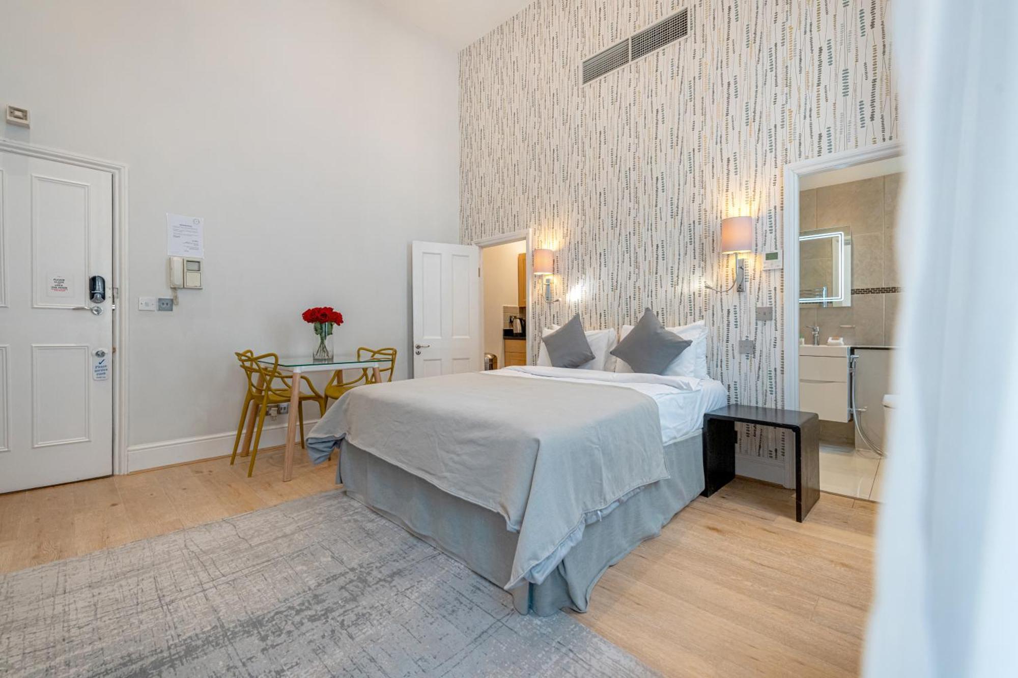 17 Hertford Street 3* London