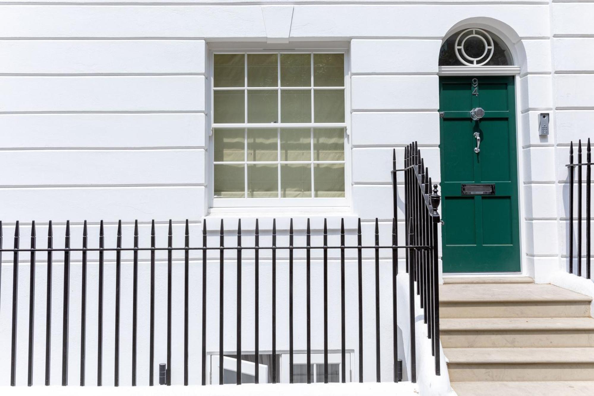 3 Bedroom Flat With Terrace In *