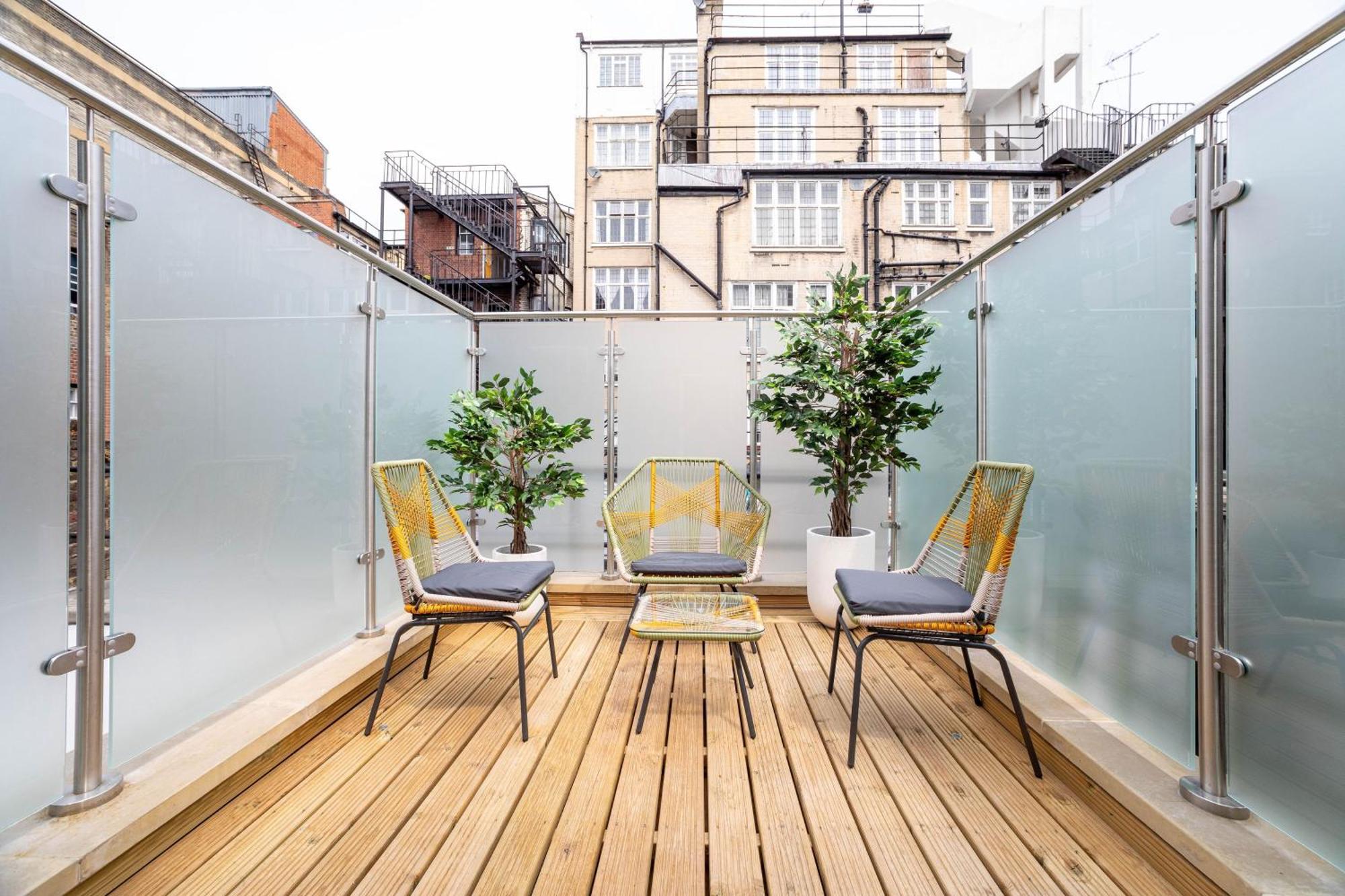 3 Bedroom Flat With Terrace In * Londen