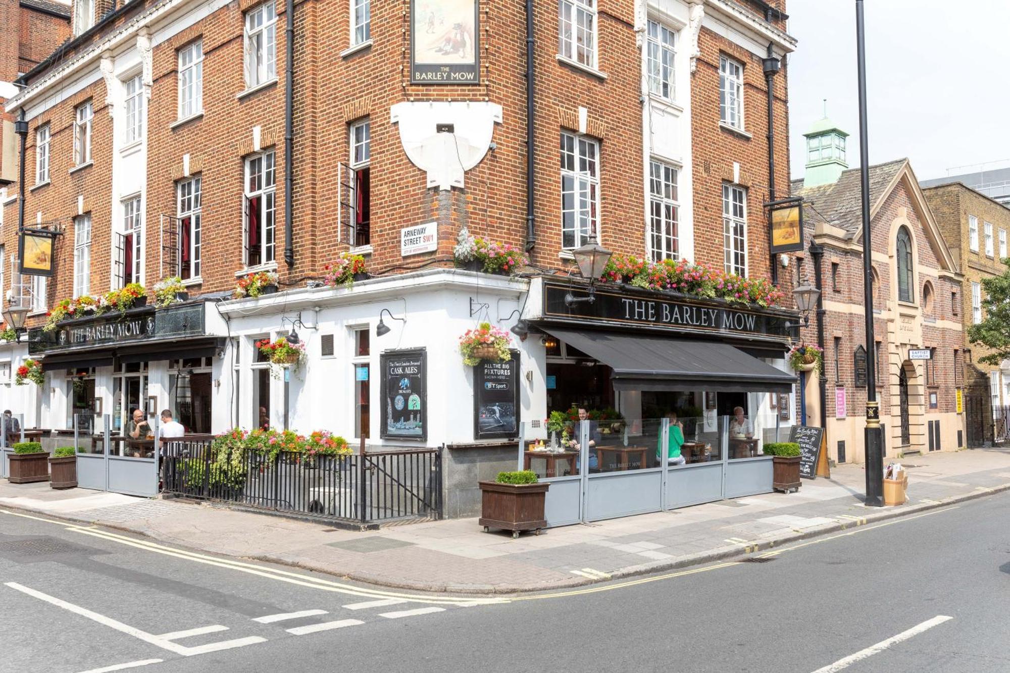 3 Bedroom Flat With Terrace In Londen