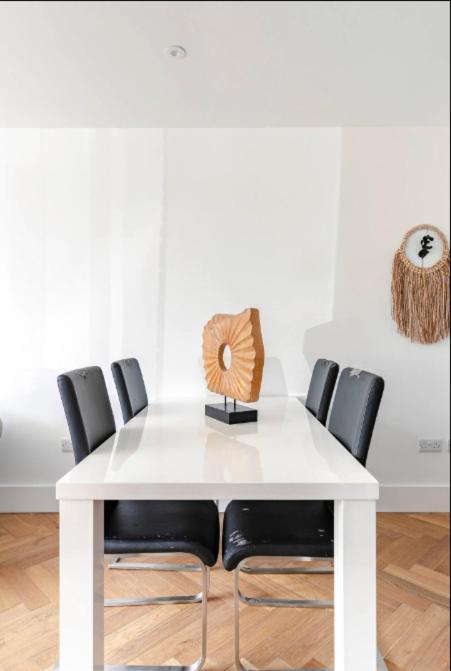 A Modern Lavish En-suite Bedroom Homestay London