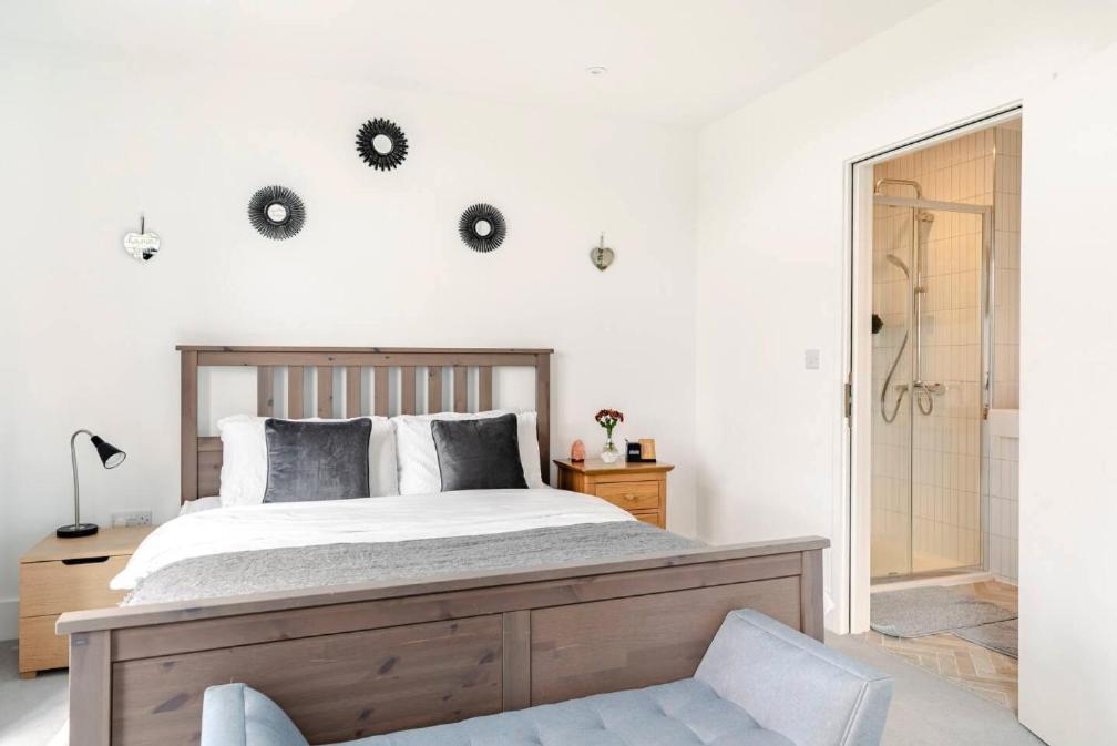 A Modern Lavish En-suite Bedroom Homestay