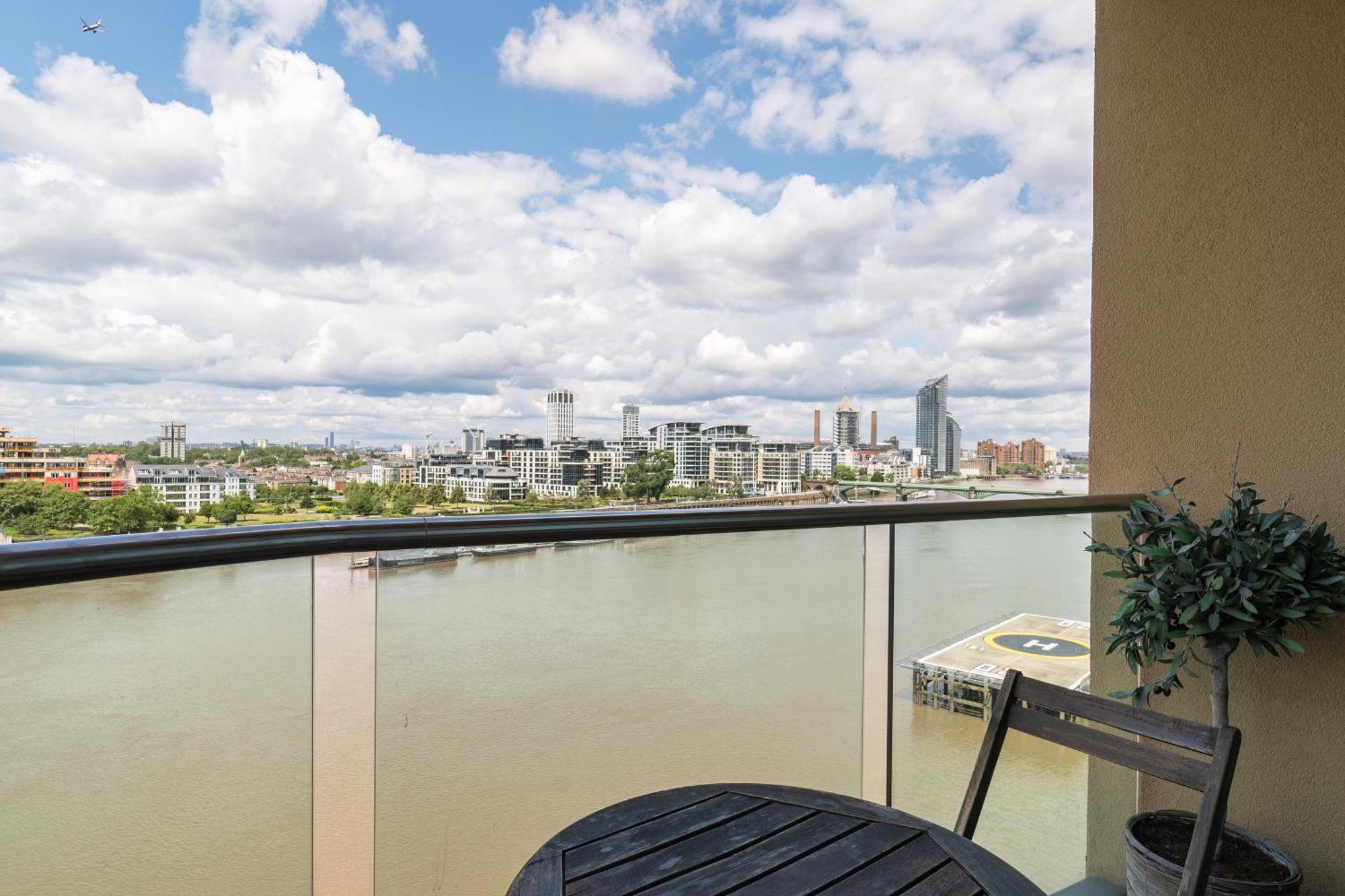 Livestay-stunning With Private Balcony & River Views Leilighet London