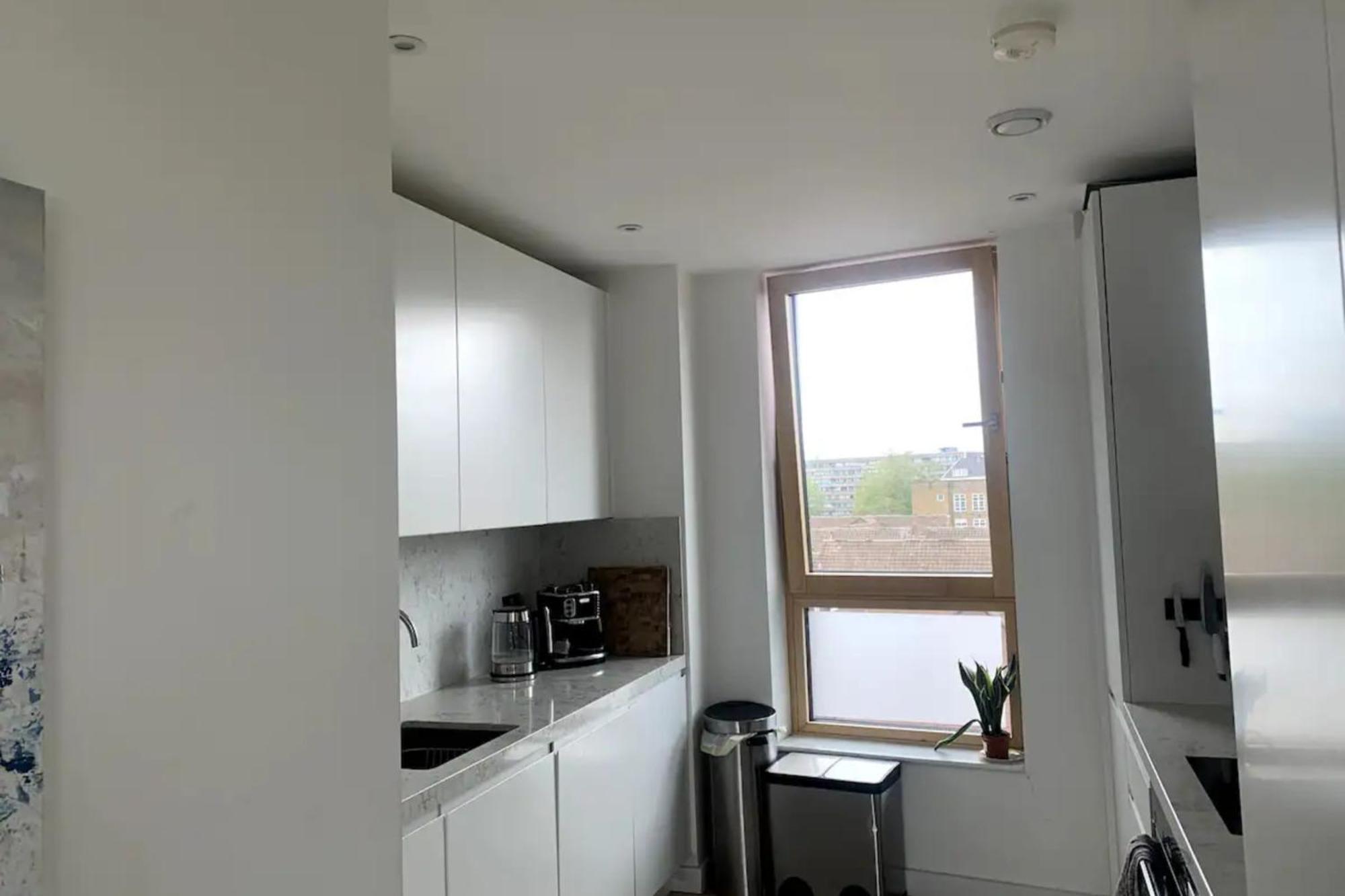 Stylish 2bd Flat With Private Balcony - Battersea Apartment