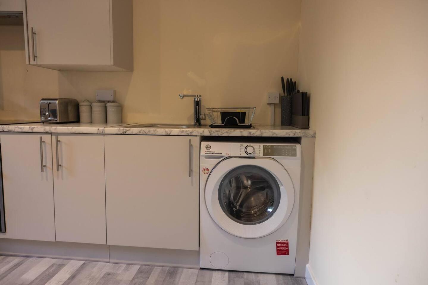 3 Bedroomflat-free Parking-wifi-parking-8people * London
