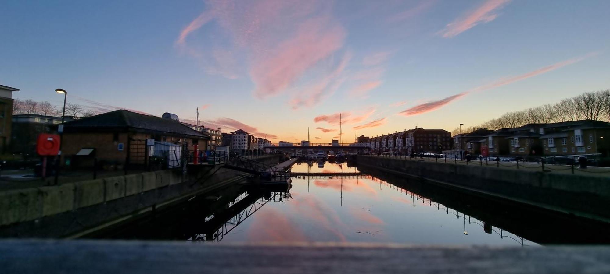 Riverside 3br With Easy Transport 20mins To Centre