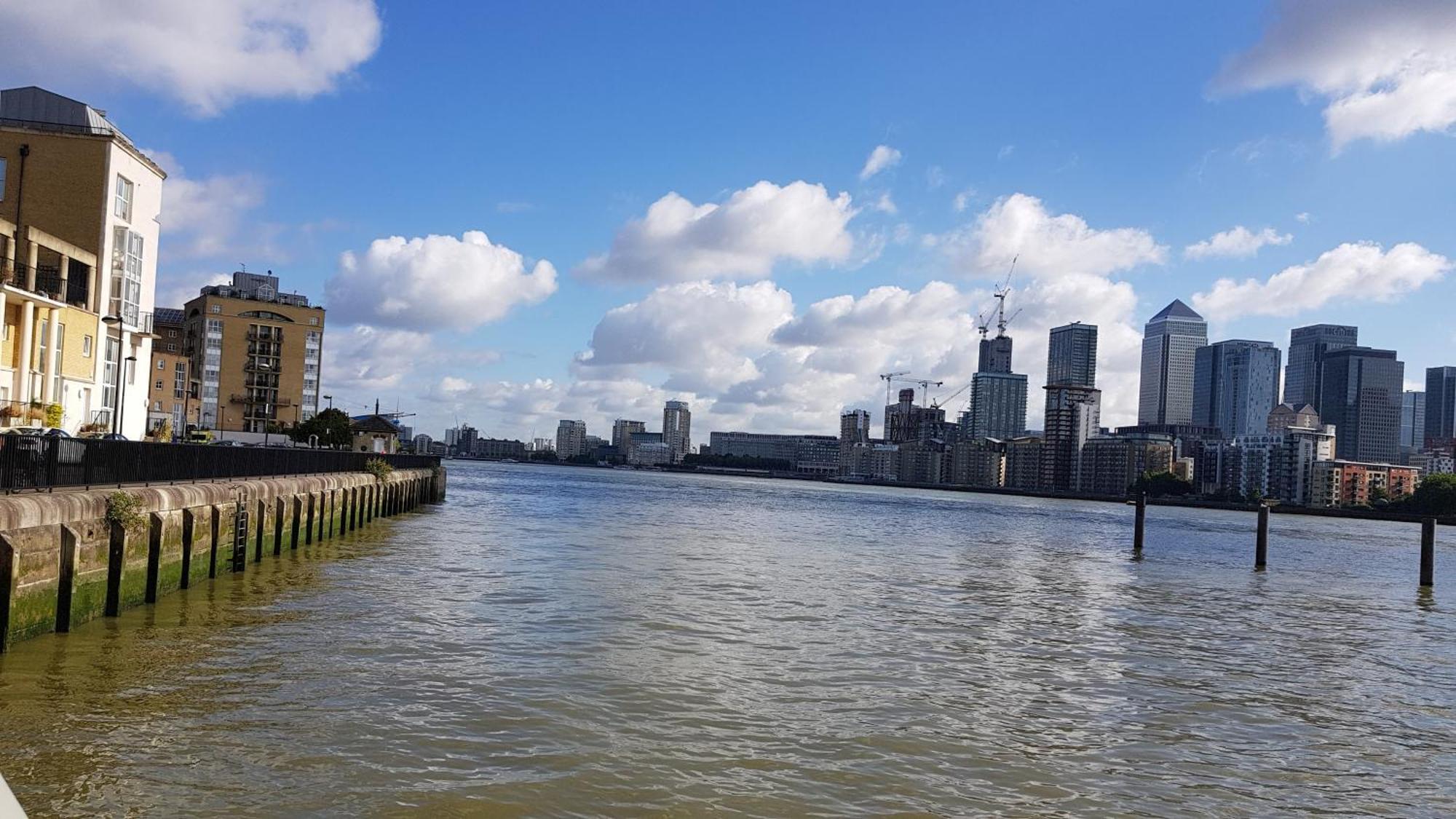 Riverside 3br With Easy Transport 20mins To Centre London