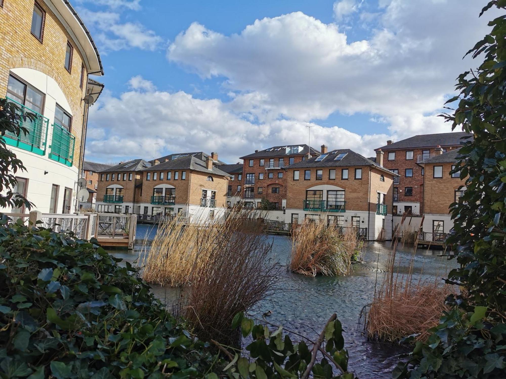 Riverside 3br With Easy Transport 20mins To Centre *