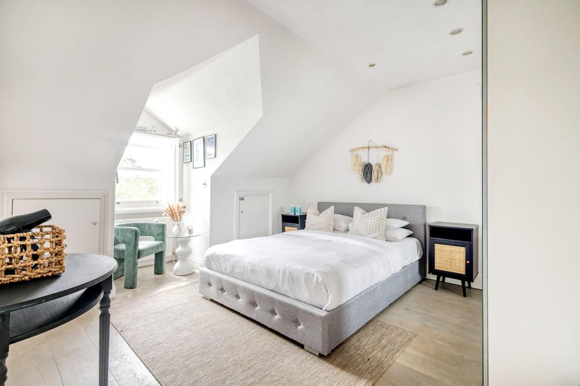 The Luxury 'treehouse' - One Bed Little Venice *