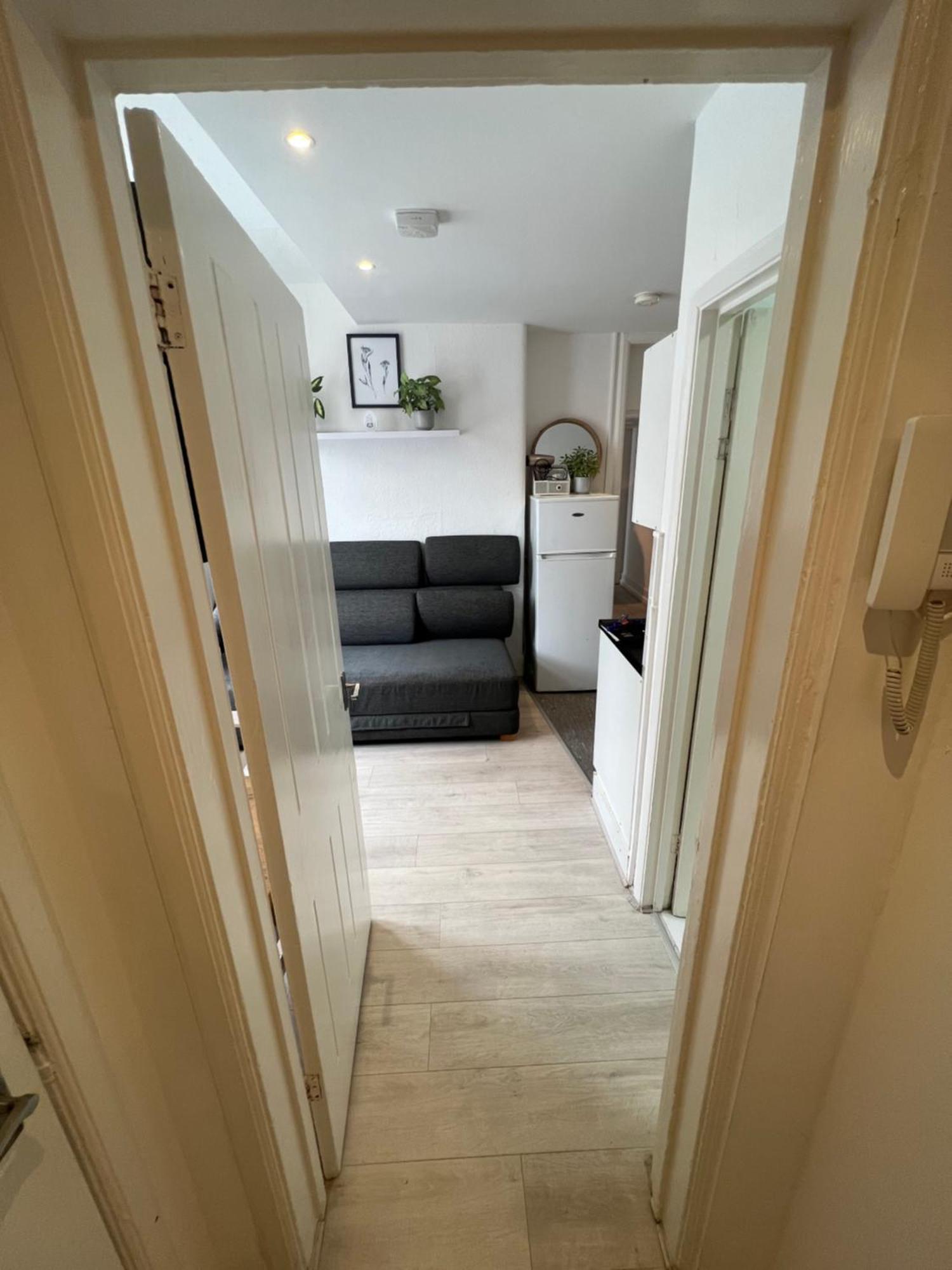 Apartment Miles 4floor London