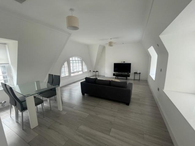 The Kensington High Street Apartment