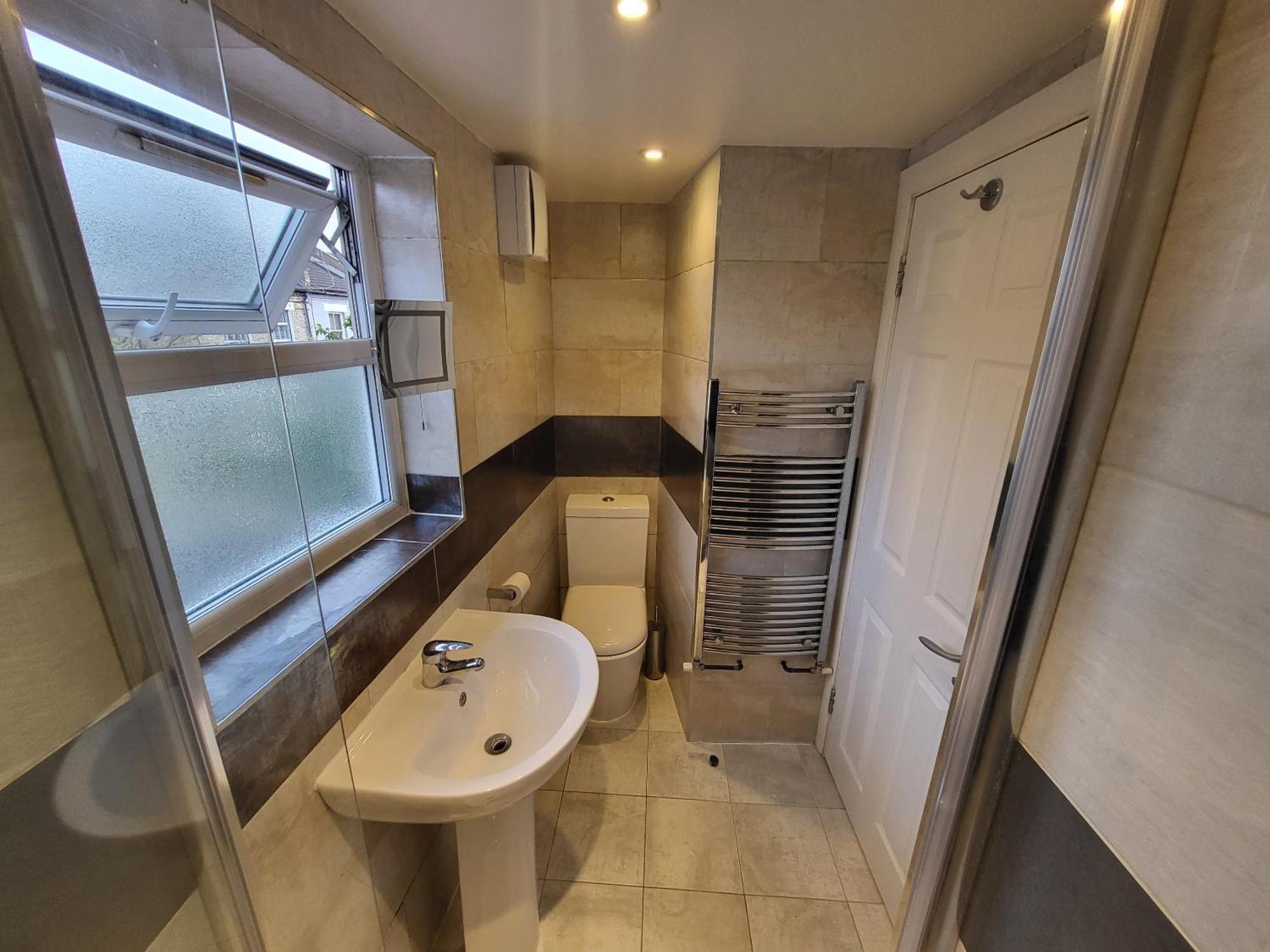 Large 4 Bedroom House In Apartment *