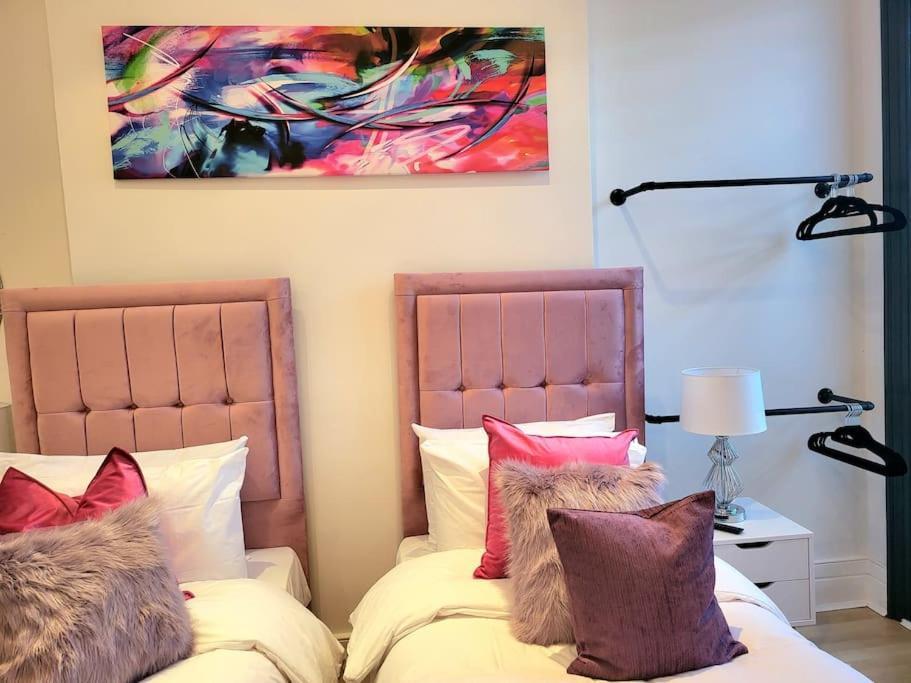Spacious Six Bedrooms House By Sensational Short Lets & Serviced With 13 Beds, Free Parking, Free Wi-fi & Balcony Feriehus *