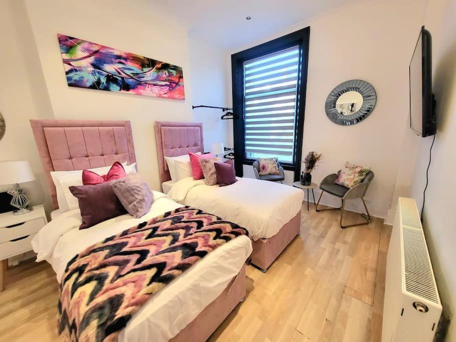 Feriehus Spacious Six Bedrooms House By Sensational Short Lets & Serviced With 13 Beds, Free Parking, Free Wi-fi & Balcony London