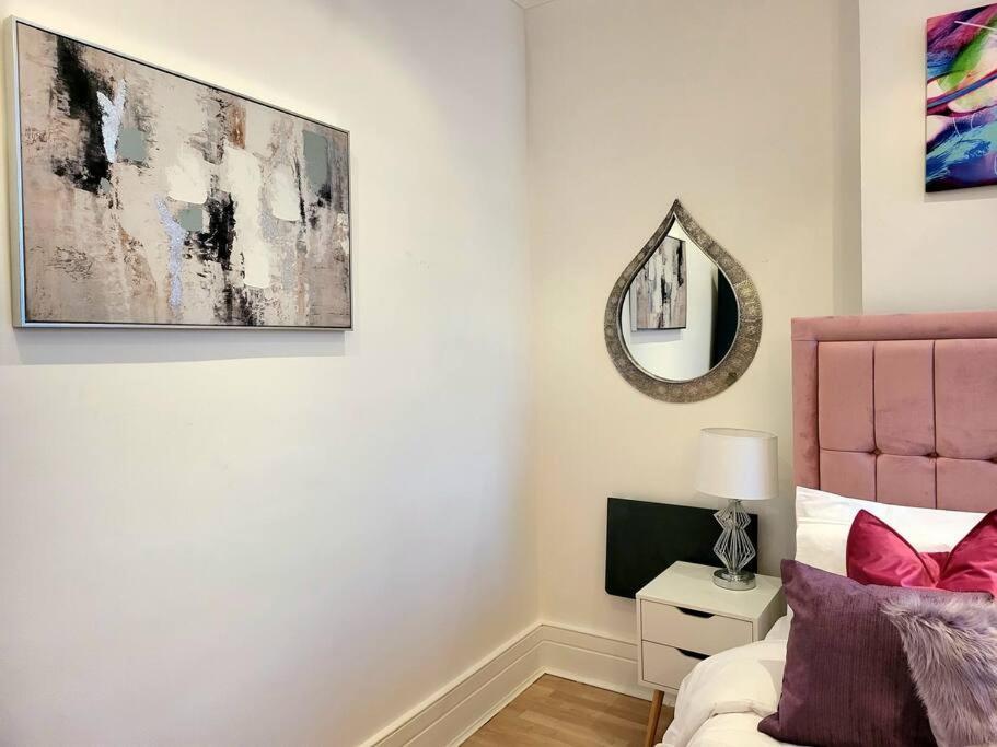 Spacious Six Bedrooms House By Sensational Short Lets & Serviced With 13 Beds, Free Parking, Free Wi-fi & Balcony Feriehus