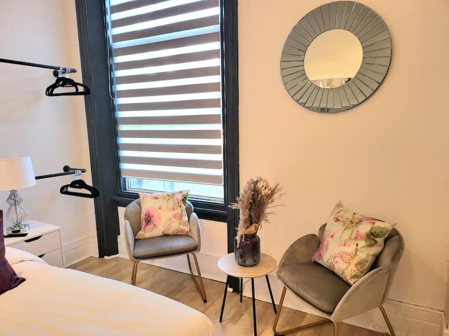 Spacious Six Bedrooms House By Sensational Short Lets & Serviced With 13 Beds, Free Parking, Free Wi-fi & Balcony Feriehus *