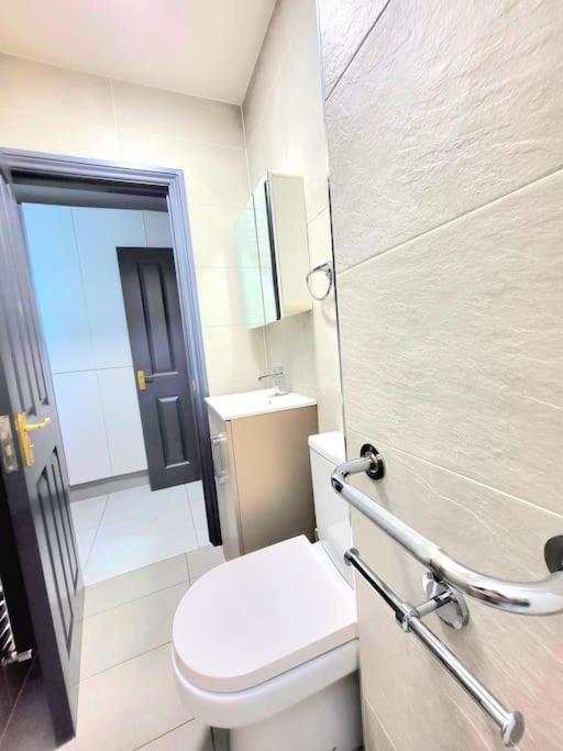 Spacious Six Bedrooms House By Sensational Short Lets & Serviced With 13 Beds, Free Parking, Free Wi-fi & Balcony Feriehus *