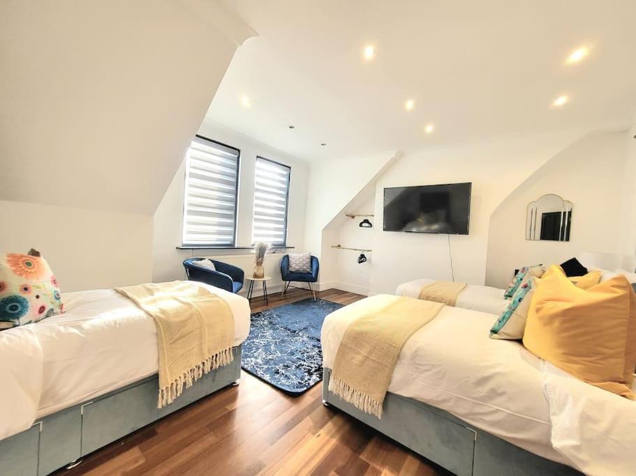 Feriehus Spacious Six Bedrooms House By Sensational Short Lets & Serviced With 13 Beds, Free Parking, Free Wi-fi & Balcony