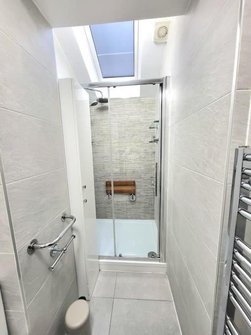 Feriehus Spacious Six Bedrooms House By Sensational Short Lets & Serviced With 13 Beds, Free Parking, Free Wi-fi & Balcony *