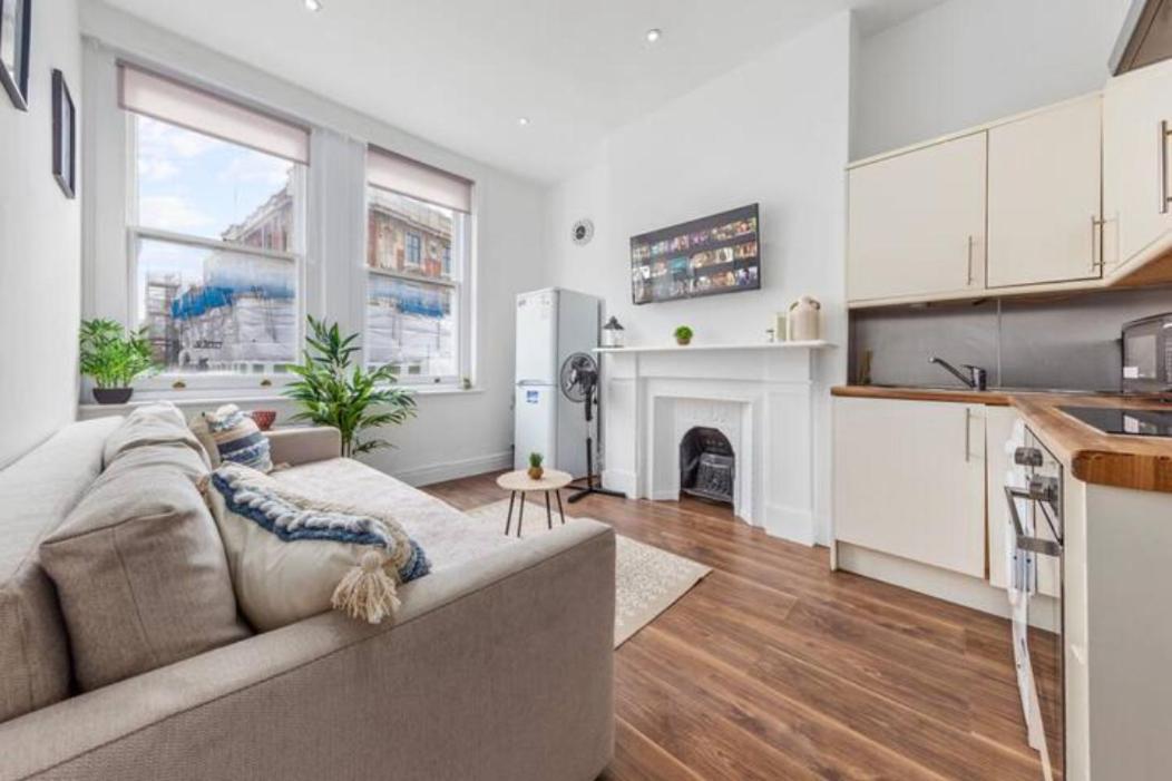 Living 2 Bedroom Flat 2 Mins To Clapahm Junction Cj