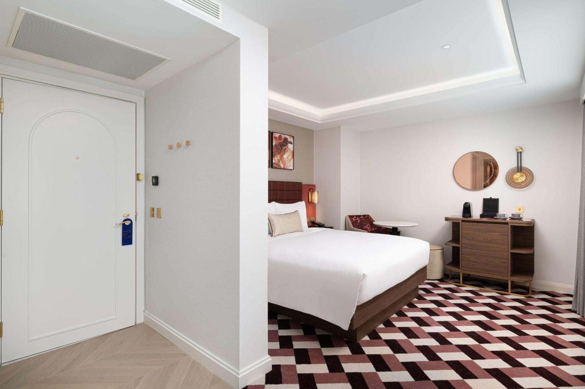 Lost St Pauls London, Curio Collection By Hilton Hotell London