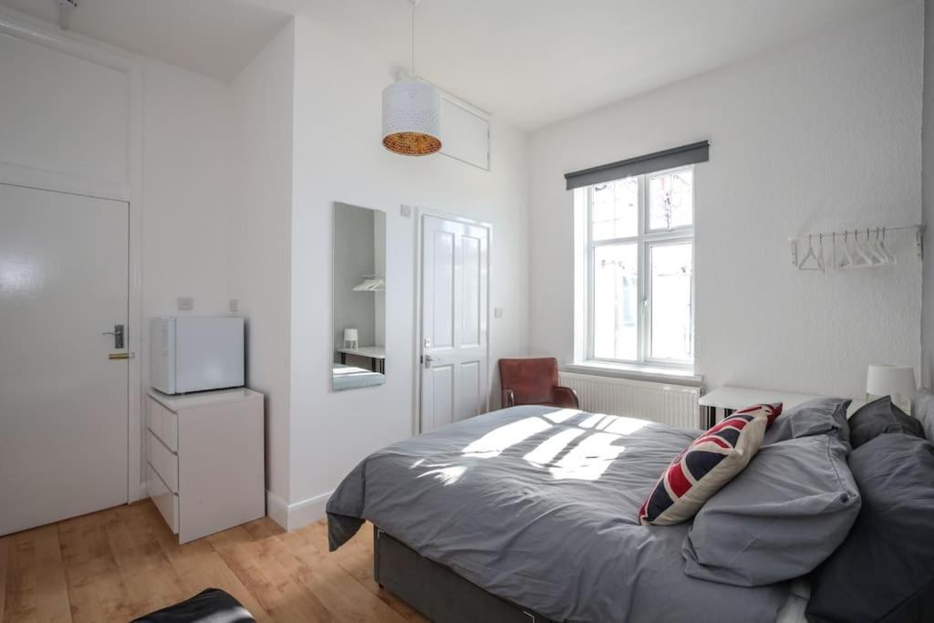 Large Modern Spacious House 6 Bedrooms 5 Bathrooms Ferienhaus London