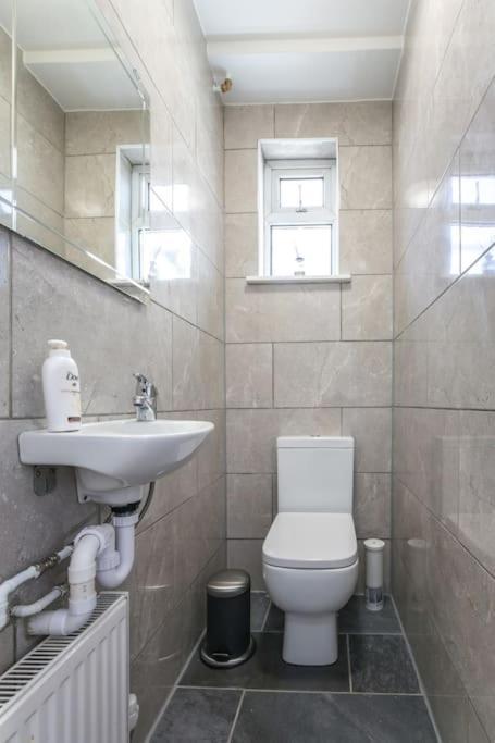 Large Modern Spacious House 6 Bedrooms 5 Bathrooms Ferienhaus London
