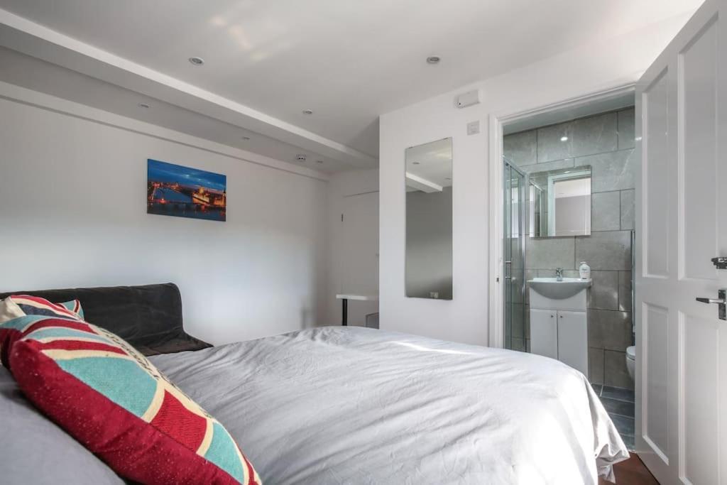 Large Modern Spacious House 6 Bedrooms 5 Bathrooms Ferienhaus London