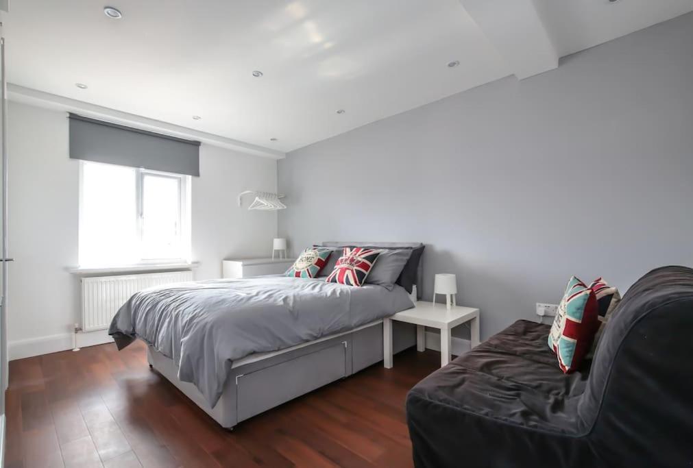 Ferienhaus Large Modern Spacious House 6 Bedrooms 5 Bathrooms