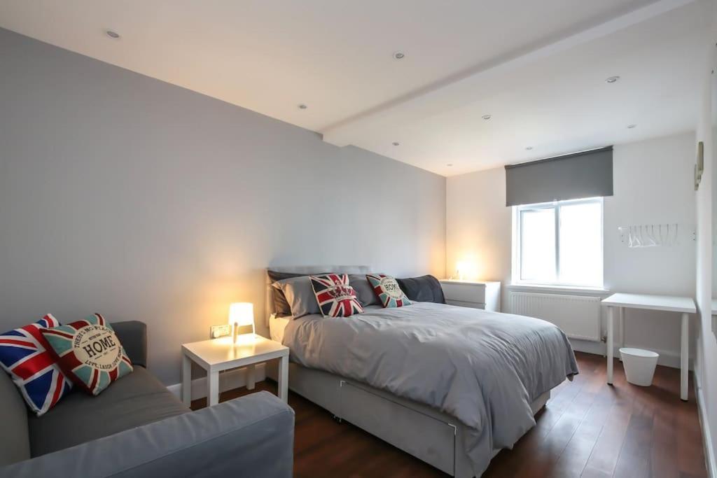 Large Modern Spacious House 6 Bedrooms 5 Bathrooms Ferienhaus London