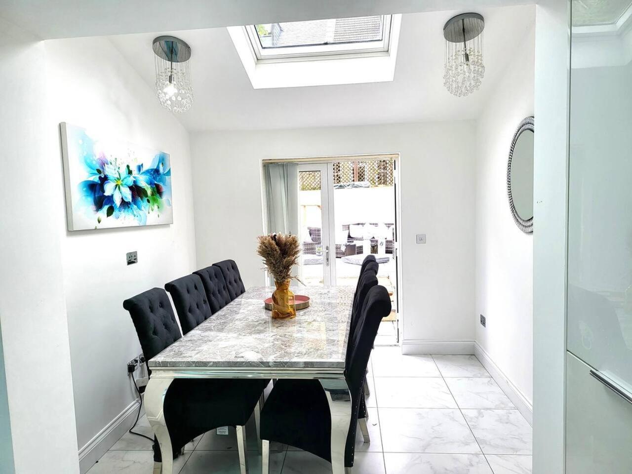 Feriehus Spacious Six Bedrooms House By Sensational Short Lets & Serviced With 13 Beds, Free Parking, Free Wi-fi & Balcony *
