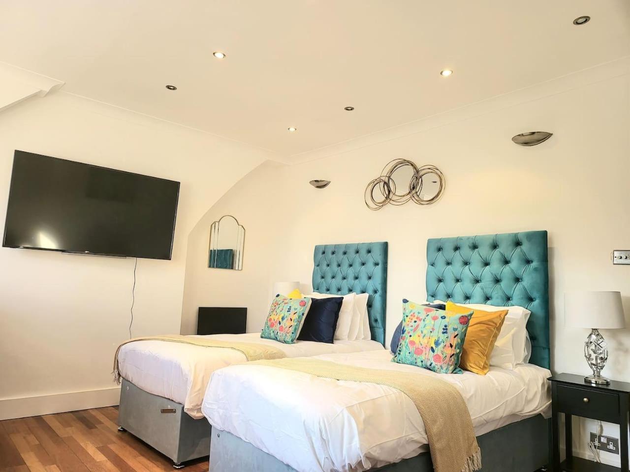 Spacious Six Bedrooms House By Sensational Short Lets & Serviced With 13 Beds, Free Parking, Free Wi-fi & Balcony Feriehus *