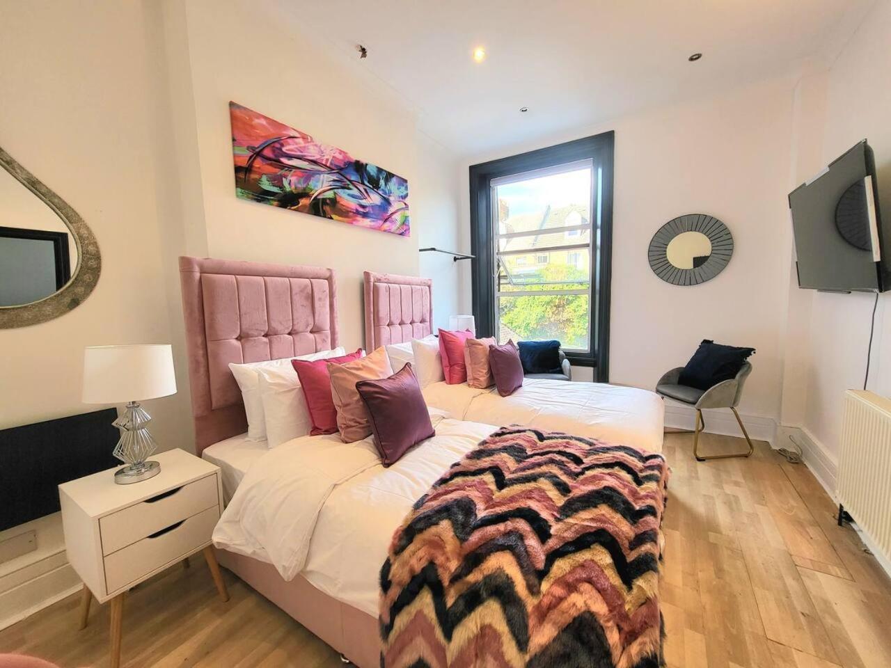 Spacious Six Bedrooms House By Sensational Short Lets & Serviced With 13 Beds, Free Parking, Free Wi-fi & Balcony Feriehus