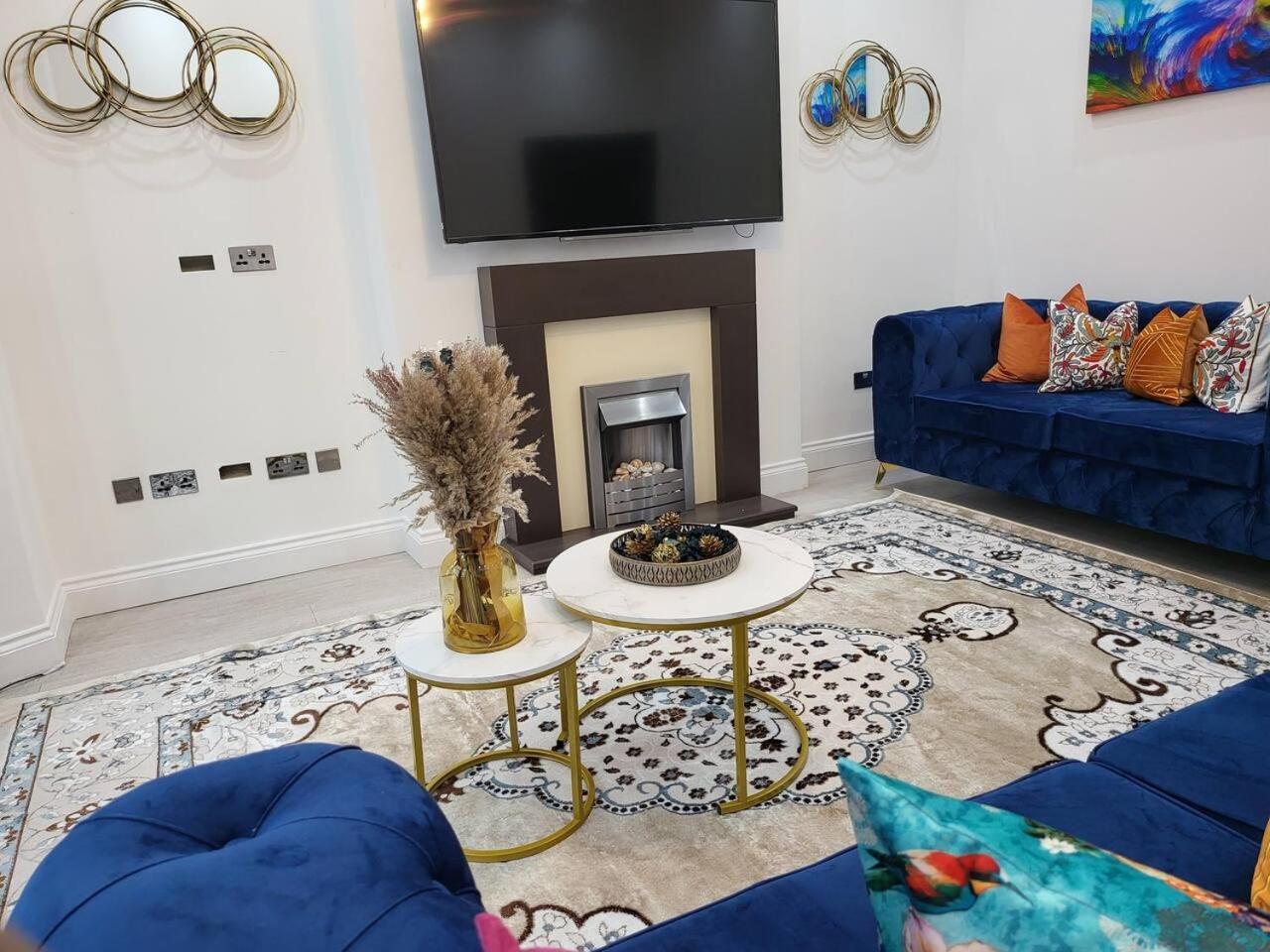 Spacious Six Bedrooms House By Sensational Short Lets & Serviced With 13 Beds, Free Parking, Free Wi-fi & Balcony Feriehus