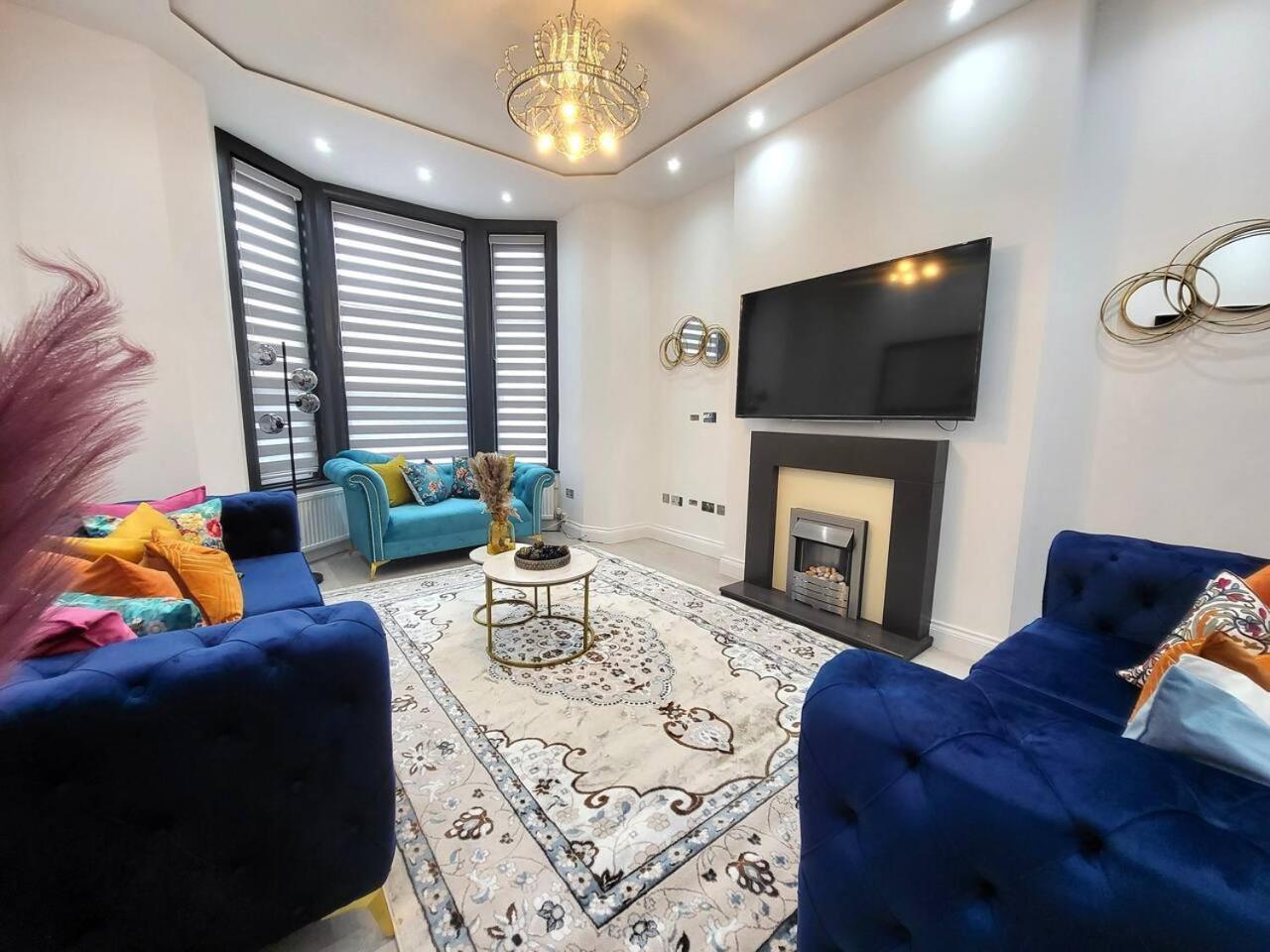 Feriehus Spacious Six Bedrooms House By Sensational Short Lets & Serviced With 13 Beds, Free Parking, Free Wi-fi & Balcony *